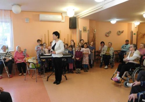 Děti ze ZŠ Kupkova přišly popřát klientům k MDŽ